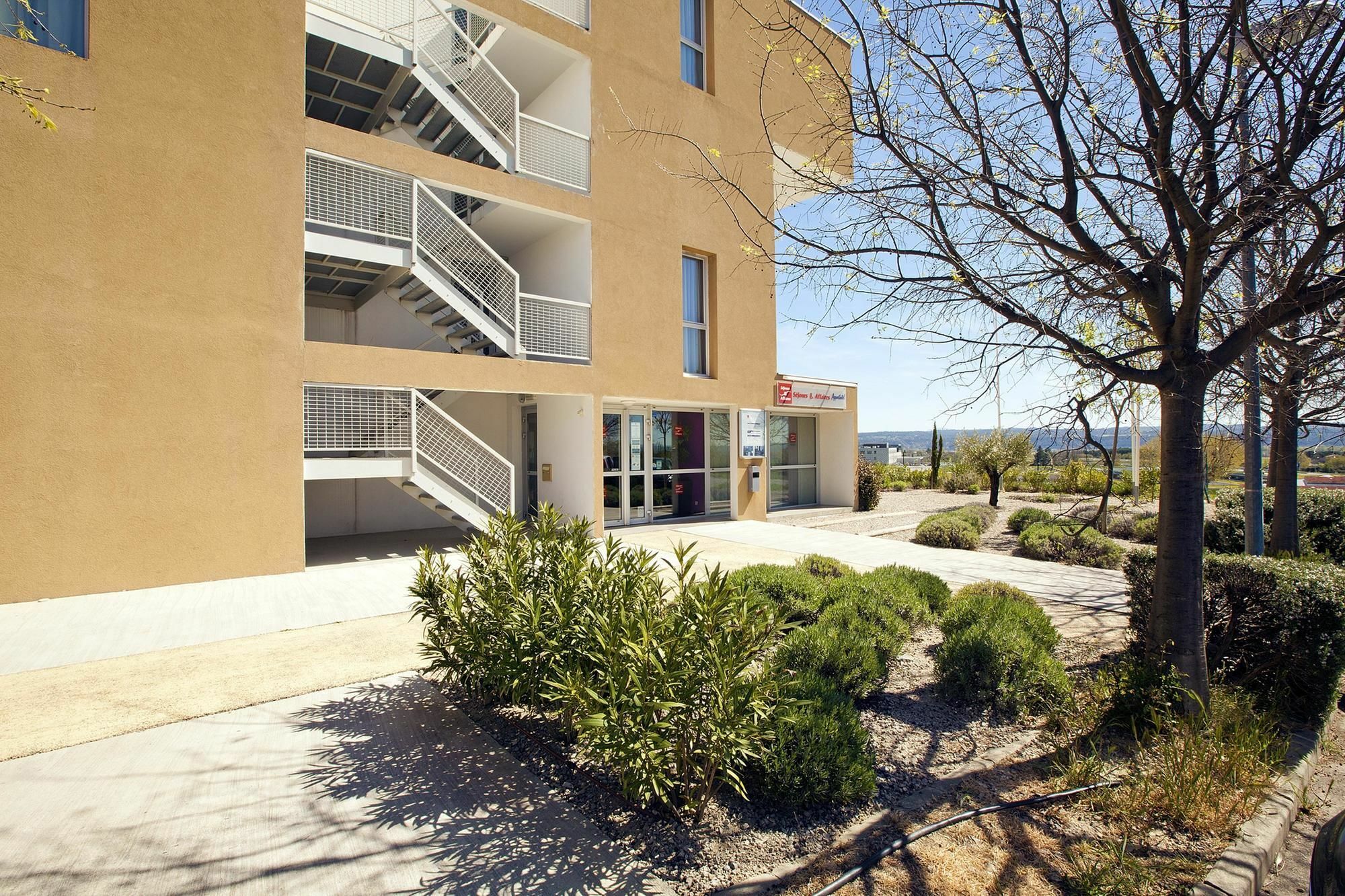 Apparthotel Sejours & Affaires Manosque Exterior photo